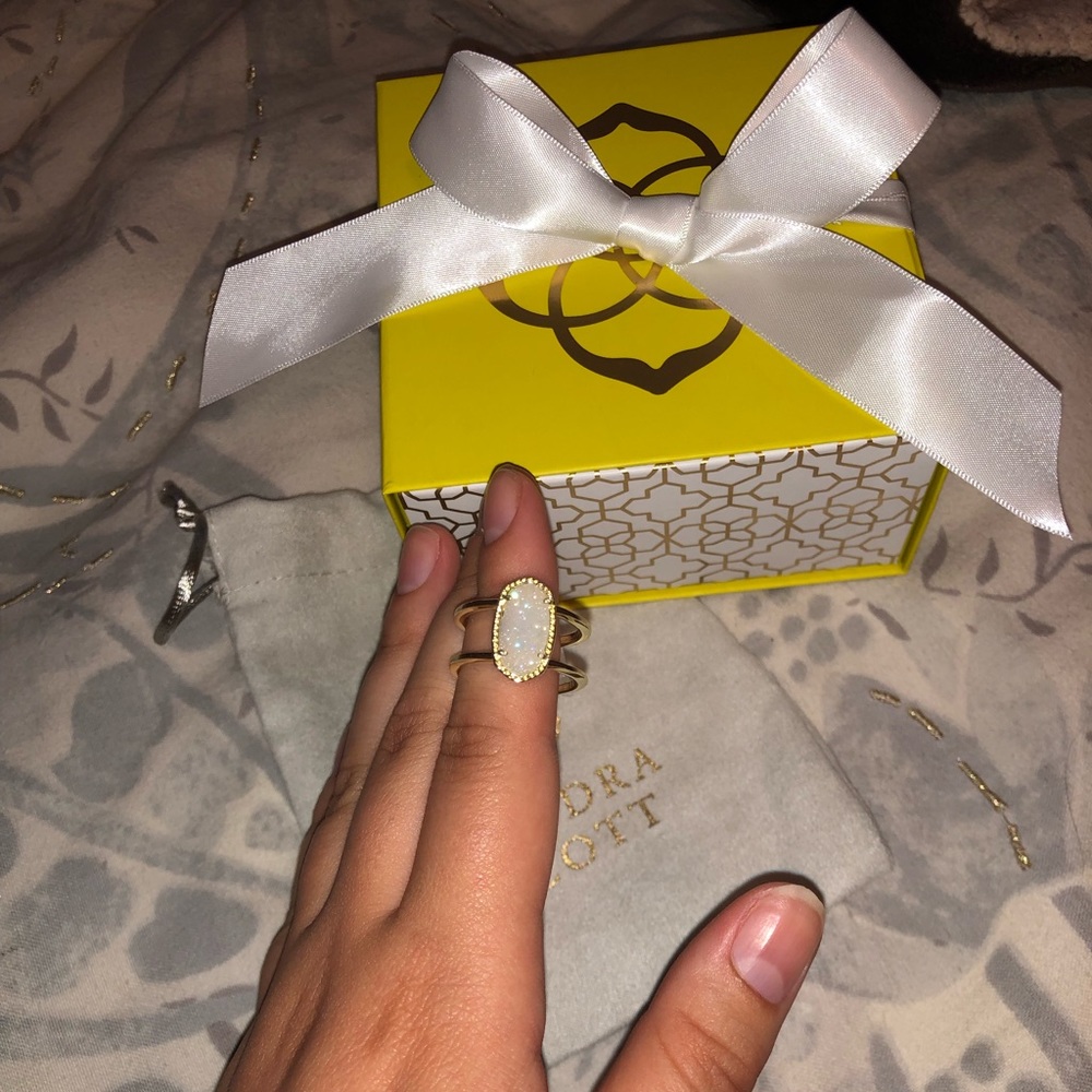 Kendra Scott Elyse ring in gold iridescent size 8